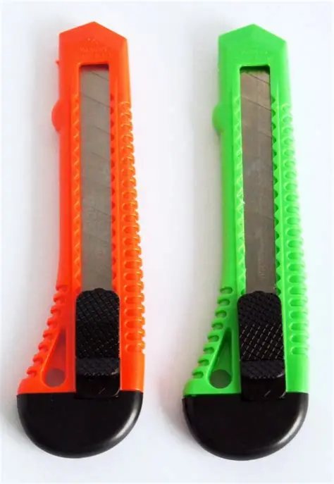 ESTILETE PLASTICO RIEL METALICO 18MM